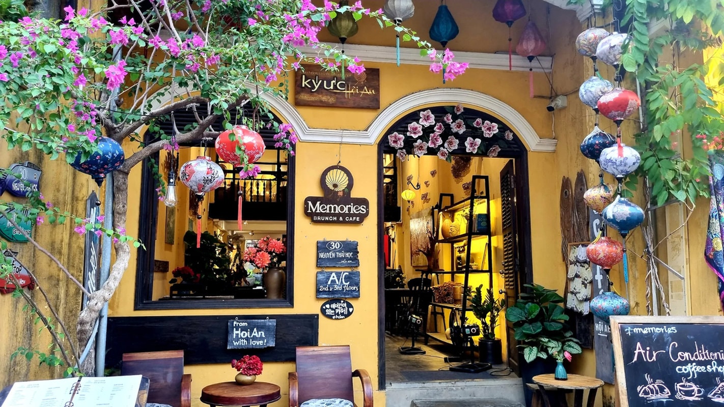 The cafe stands out with its nostalgic Old Town-inspired decor, featuring signature yellow walls and traditional lanterns